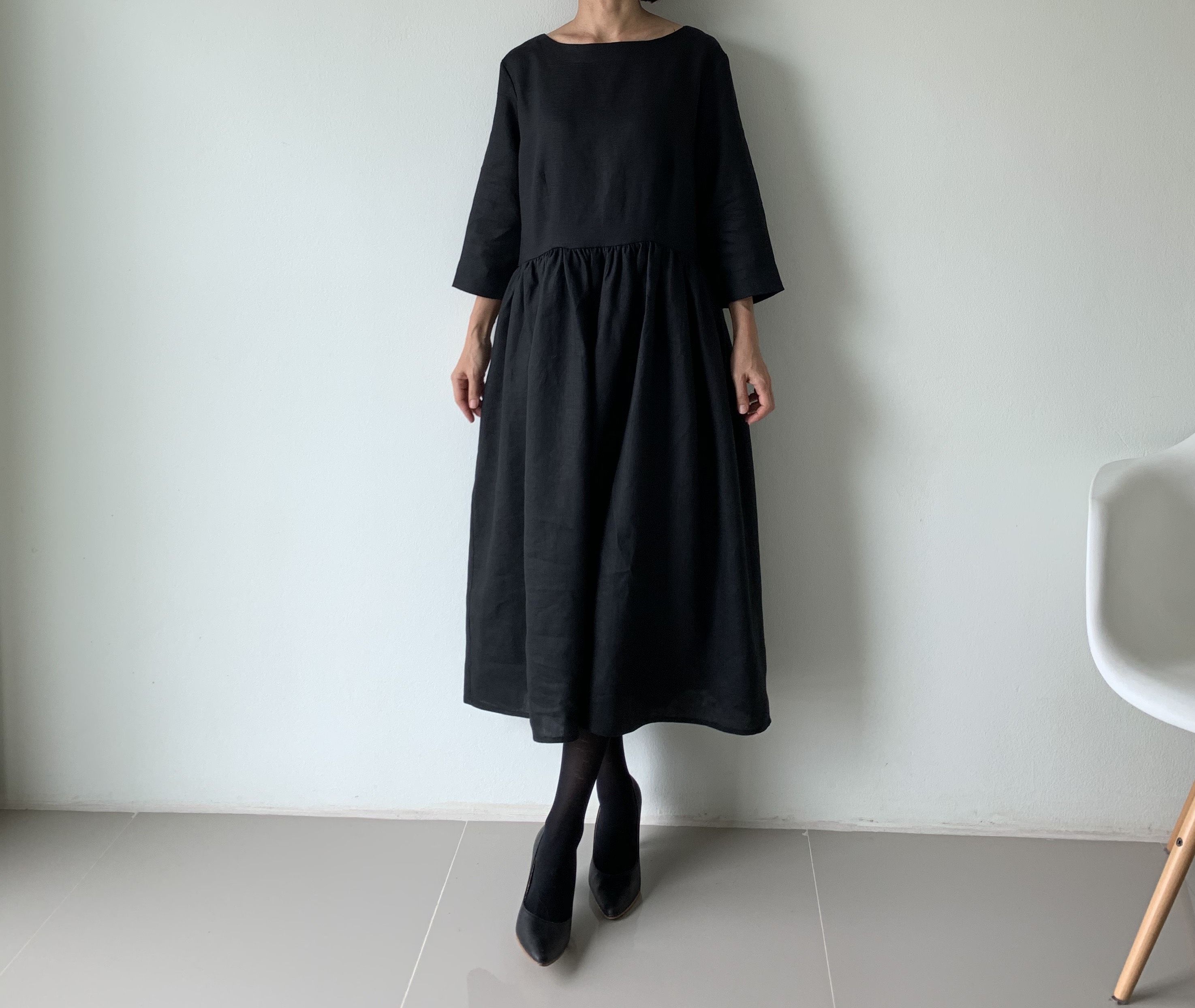 「ブラックで女性は美しくなる」。黒色のリネンギャザーで印象を引き立てる。リネン100ギャザーワンピース黒色　七分袖