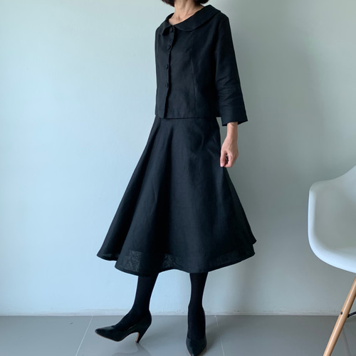 愛らしさと気品が印象に残る。柔らか曲線の丸襟とくるみボタン。上質