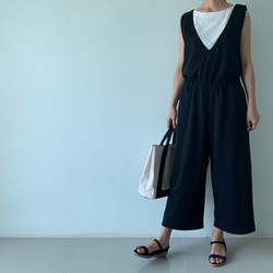 締め付けゼロなのに、綺麗な立体感を出すブラウジングサロペット。 ポンチ素材。黒色。オールインワン。 パンツ 8枚目の画像