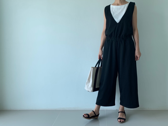 締め付けゼロなのに、綺麗な立体感を出すブラウジングサロペット。 ポンチ素材。黒色。オールインワン。 パンツ 8枚目の画像