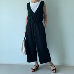 締め付けゼロなのに、綺麗な立体感を出すブラウジングサロペット。 ポンチ素材。黒色。オールインワン。 パンツ 9枚目の画像