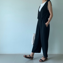 締め付けゼロなのに、綺麗な立体感を出すブラウジングサロペット。 ポンチ素材。黒色。オールインワン。 パンツ 10枚目の画像