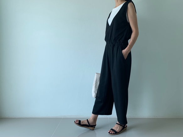 締め付けゼロなのに、綺麗な立体感を出すブラウジングサロペット。 ポンチ素材。黒色。オールインワン。 パンツ 10枚目の画像
