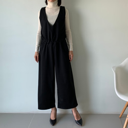 締め付けゼロなのに、綺麗な立体感を出すブラウジングサロペット。 ポンチ素材。黒色。オールインワン。 パンツ 2枚目の画像
