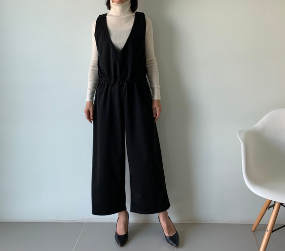 締め付けゼロなのに、綺麗な立体感を出すブラウジングサロペット。 ポンチ素材。黒色。オールインワン。 パンツ 2枚目の画像