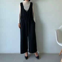 締め付けゼロなのに、綺麗な立体感を出すブラウジングサロペット。 ポンチ素材。黒色。オールインワン。 パンツ 3枚目の画像