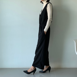 締め付けゼロなのに、綺麗な立体感を出すブラウジングサロペット。 ポンチ素材。黒色。オールインワン。 パンツ 4枚目の画像