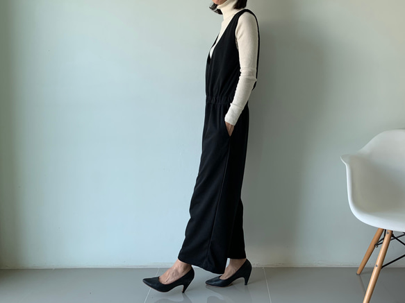 締め付けゼロなのに、綺麗な立体感を出すブラウジングサロペット。 ポンチ素材。黒色。オールインワン。 パンツ 4枚目の画像