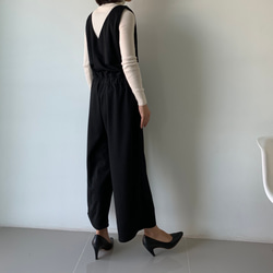 締め付けゼロなのに、綺麗な立体感を出すブラウジングサロペット。 ポンチ素材。黒色。オールインワン。 パンツ 5枚目の画像