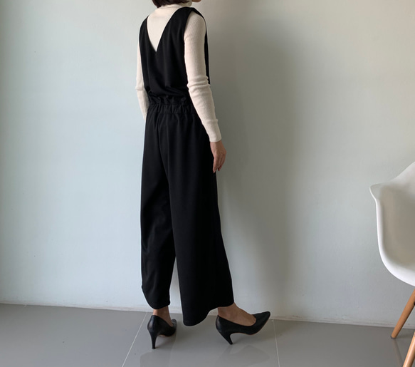 締め付けゼロなのに、綺麗な立体感を出すブラウジングサロペット。 ポンチ素材。黒色。オールインワン。 パンツ 5枚目の画像