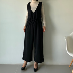 締め付けゼロなのに、綺麗な立体感を出すブラウジングサロペット。 ポンチ素材。黒色。オールインワン。 パンツ 6枚目の画像