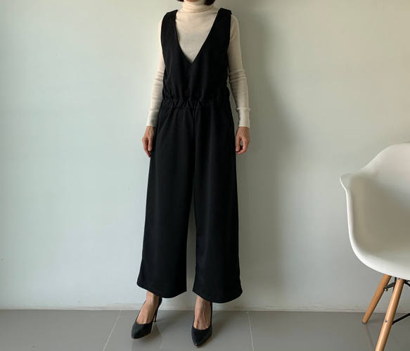 締め付けゼロなのに、綺麗な立体感を出すブラウジングサロペット。 ポンチ素材。黒色。オールインワン。 パンツ 6枚目の画像