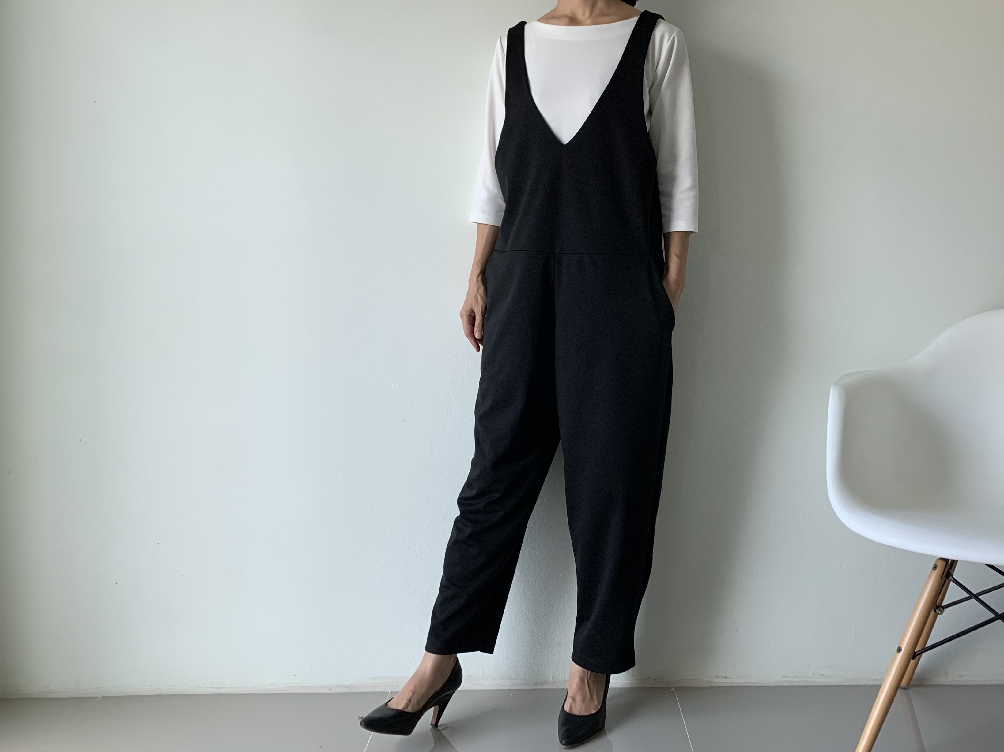 深めVと足元スッキリシルエットで美ラインを描くオールインワン。上から下まで綺麗な縦ライン。ポンチ素材。黒