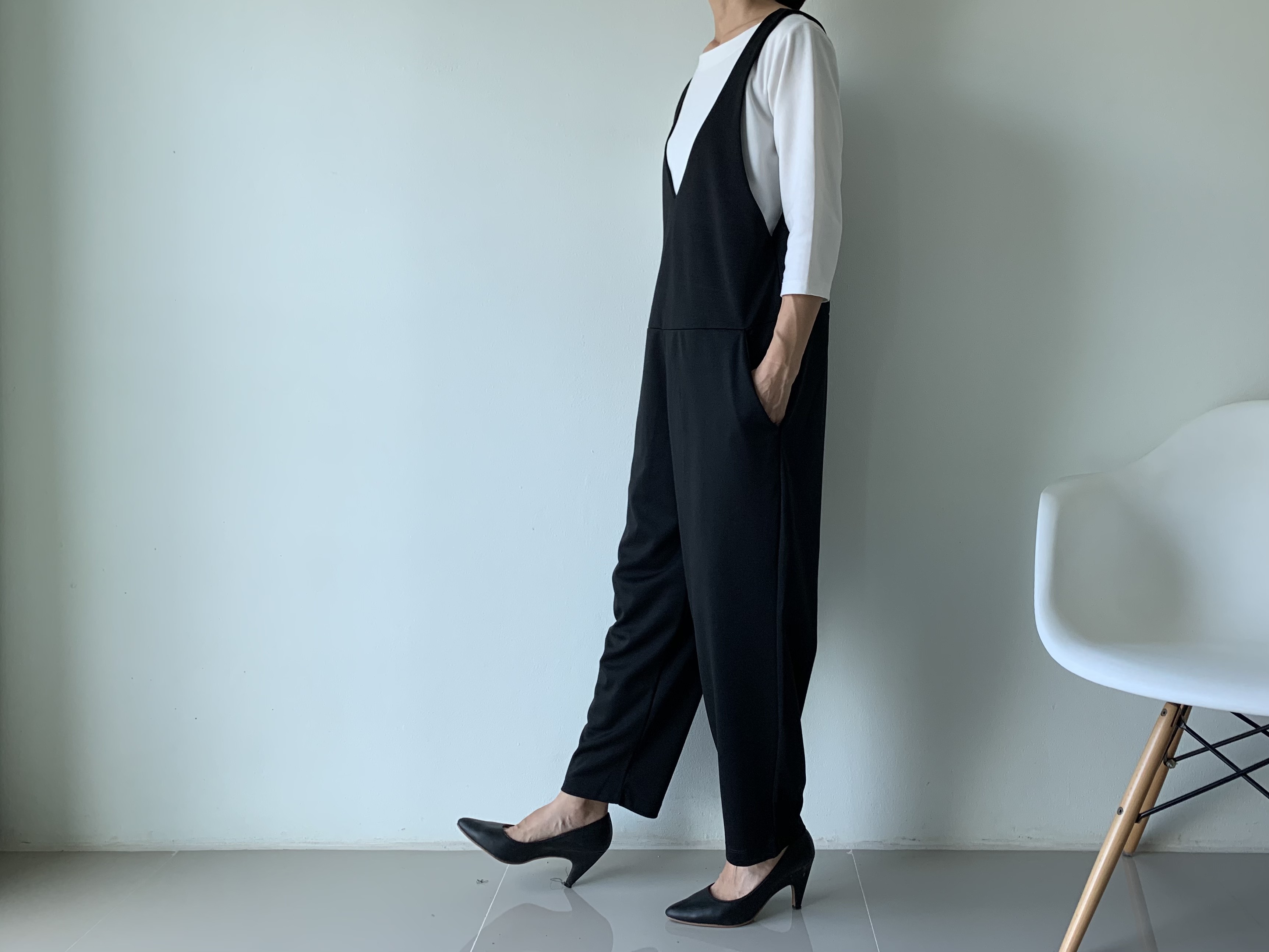 深めVと足元スッキリシルエットで美ラインを描くオールインワン。上から下まで綺麗な縦ライン。ポンチ素材。黒