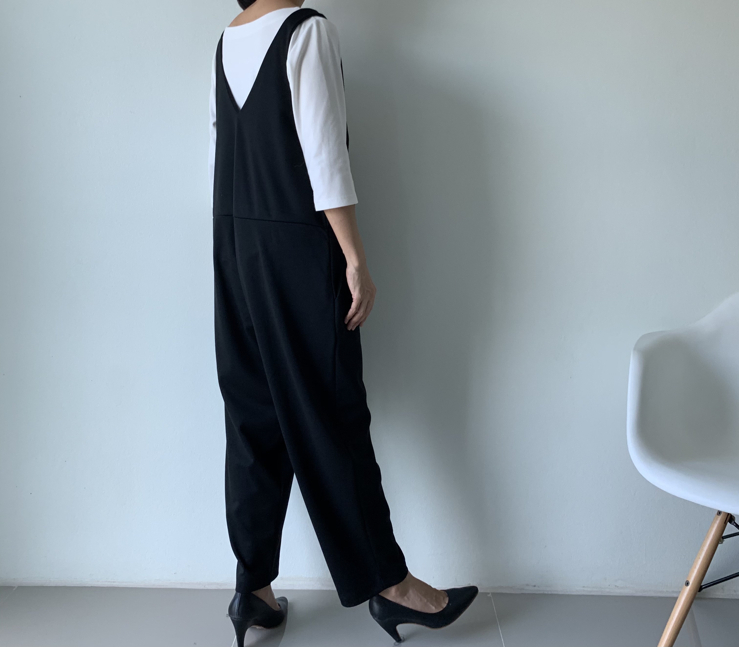 深めVと足元スッキリシルエットで美ラインを描くオールインワン。上から下まで綺麗な縦ライン。ポンチ素材。黒