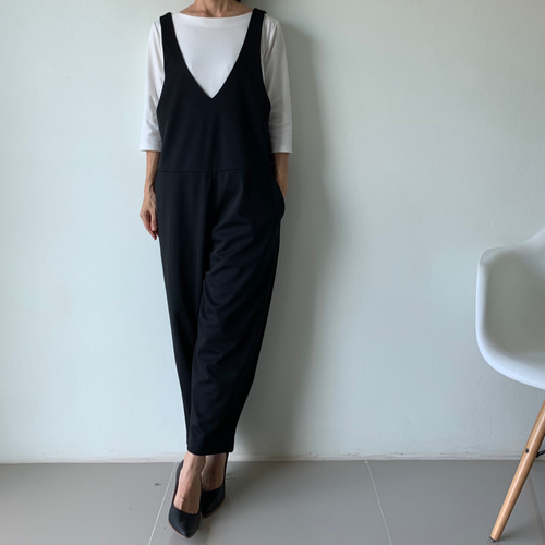 足元スッキリテーパードサロペットパンツ 黒オールインワン
