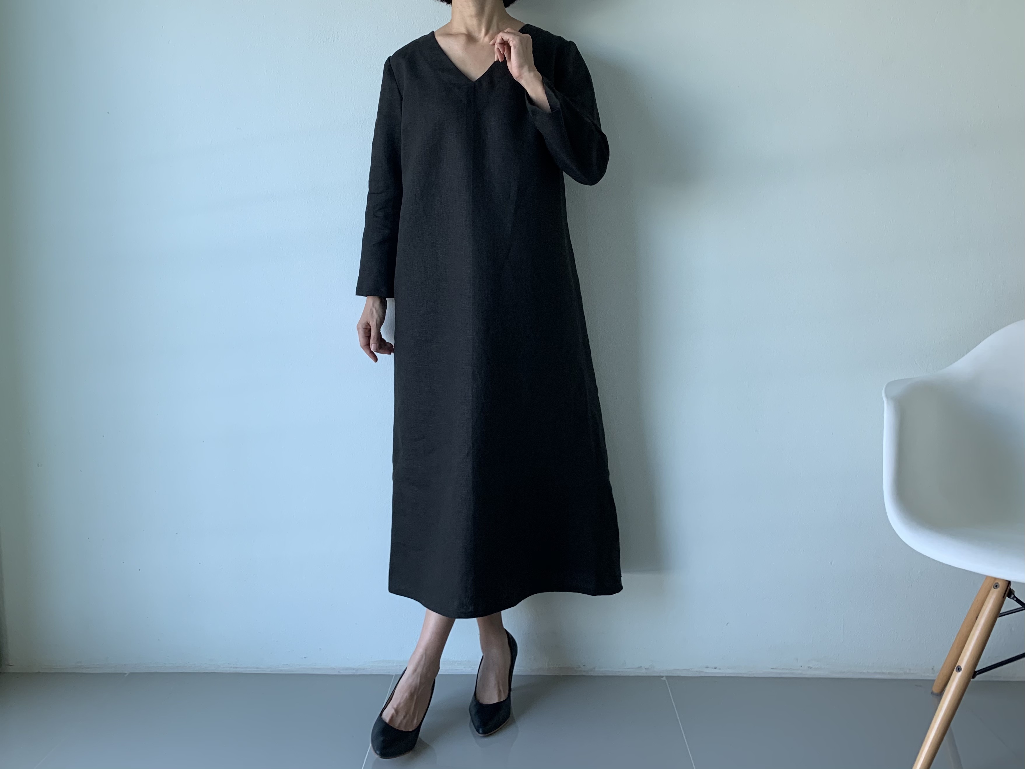 秋冬は重ね着してリネンを楽しむ♡長袖・Vネックでラインの綺麗なエーラインワンピース。黒色