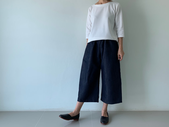 デニムの堅さを和らげたラインデニムコットン。着回し力×都会的リラックスワイドパンツ。　濃紺色 4枚目の画像