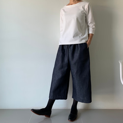 デニムの堅さを和らげたラインデニムコットン。着回し力×都会的リラックスワイドパンツ。　濃紺色 1枚目の画像