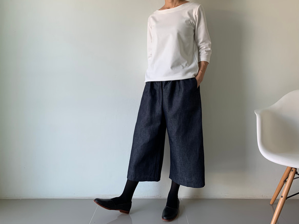 デニムの堅さを和らげたラインデニムコットン。着回し力×都会的リラックスワイドパンツ。　濃紺色 1枚目の画像