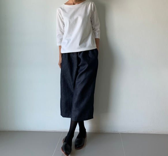 デニムの堅さを和らげたラインデニムコットン。着回し力×都会的リラックスワイドパンツ。　濃紺色 2枚目の画像