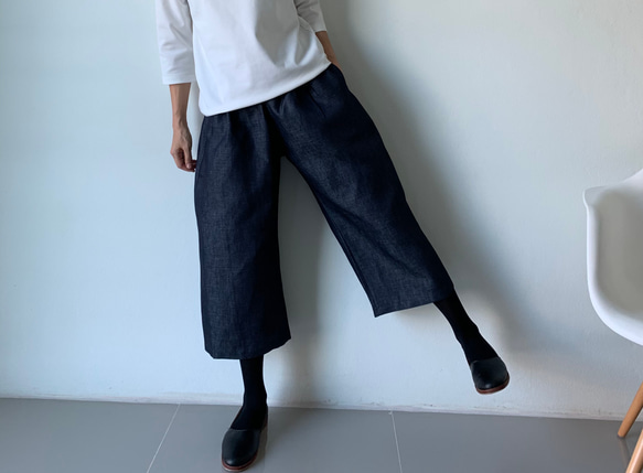 デニムの堅さを和らげたラインデニムコットン。着回し力×都会的リラックスワイドパンツ。　濃紺色 6枚目の画像