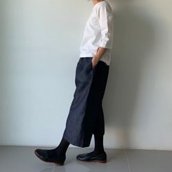 デニムの堅さを和らげたラインデニムコットン。着回し力×都会的リラックスワイドパンツ。　濃紺色 8枚目の画像