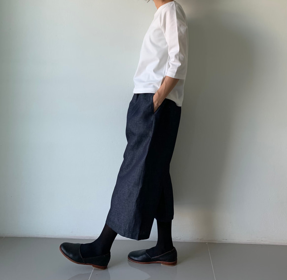 デニムの堅さを和らげたラインデニムコットン。着回し力×都会的リラックスワイドパンツ。　濃紺色 8枚目の画像
