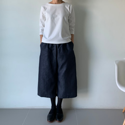 デニムの堅さを和らげたラインデニムコットン。着回し力×都会的リラックスワイドパンツ。　濃紺色 9枚目の画像