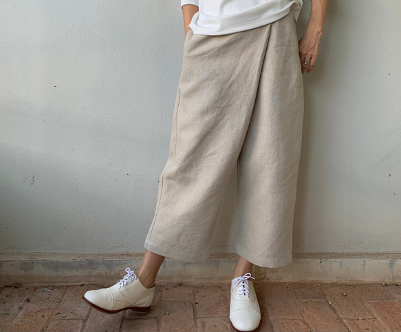 【ロングセラー】涼しく品よく。リネン100で仕立てた巻きスカート風ペグトップパンツ 生成り色　ウエストファスナー 2枚目の画像
