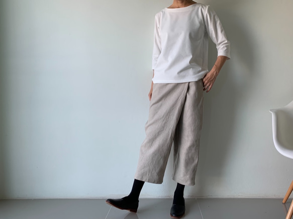 【ロングセラー】涼しく品よく。リネン100で仕立てた巻きスカート風ペグトップパンツ 生成り色　ウエストファスナー 3枚目の画像