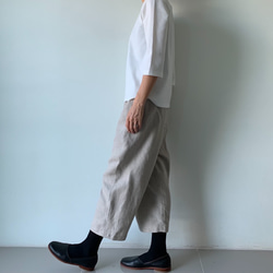 【ロングセラー】涼しく品よく。リネン100で仕立てた巻きスカート風ペグトップパンツ 生成り色　ウエストファスナー 4枚目の画像