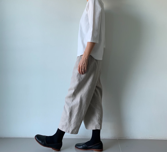 【ロングセラー】涼しく品よく。リネン100で仕立てた巻きスカート風ペグトップパンツ 生成り色　ウエストファスナー 4枚目の画像