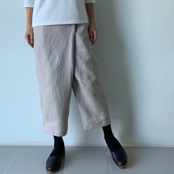 【ロングセラー】涼しく品よく。リネン100で仕立てた巻きスカート風ペグトップパンツ 生成り色　ウエストファスナー 5枚目の画像
