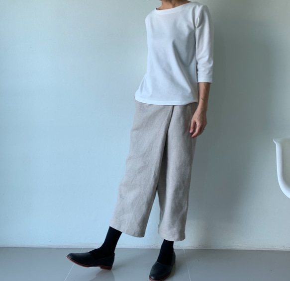 【ロングセラー】涼しく品よく。リネン100で仕立てた巻きスカート風ペグトップパンツ 生成り色　ウエストファスナー 8枚目の画像