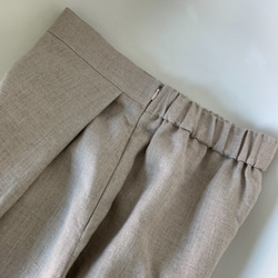 【ロングセラー】涼しく品よく。リネン100で仕立てた巻きスカート風ペグトップパンツ 生成り色　ウエストファスナー 9枚目の画像