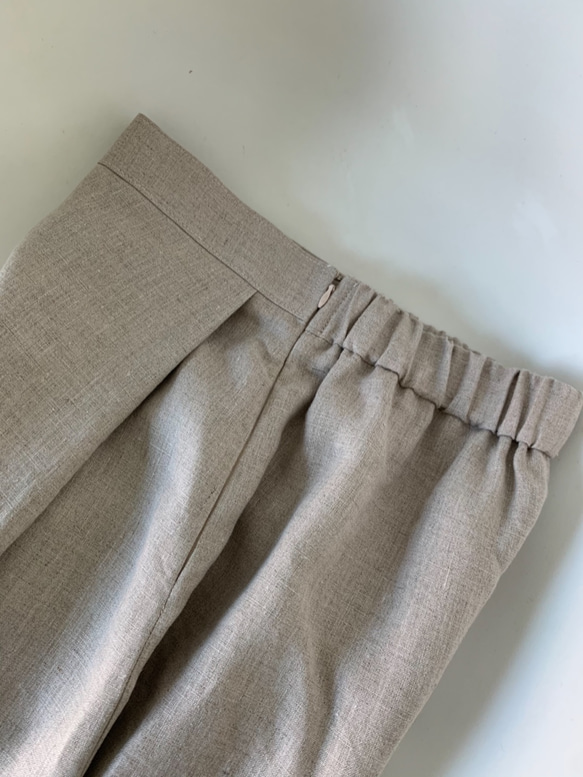 【ロングセラー】涼しく品よく。リネン100で仕立てた巻きスカート風ペグトップパンツ 生成り色　ウエストファスナー 9枚目の画像