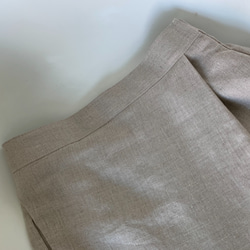 【ロングセラー】涼しく品よく。リネン100で仕立てた巻きスカート風ペグトップパンツ 生成り色　ウエストファスナー 10枚目の画像