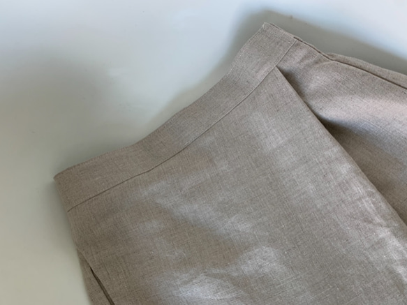 【ロングセラー】涼しく品よく。リネン100で仕立てた巻きスカート風ペグトップパンツ 生成り色　ウエストファスナー 10枚目の画像