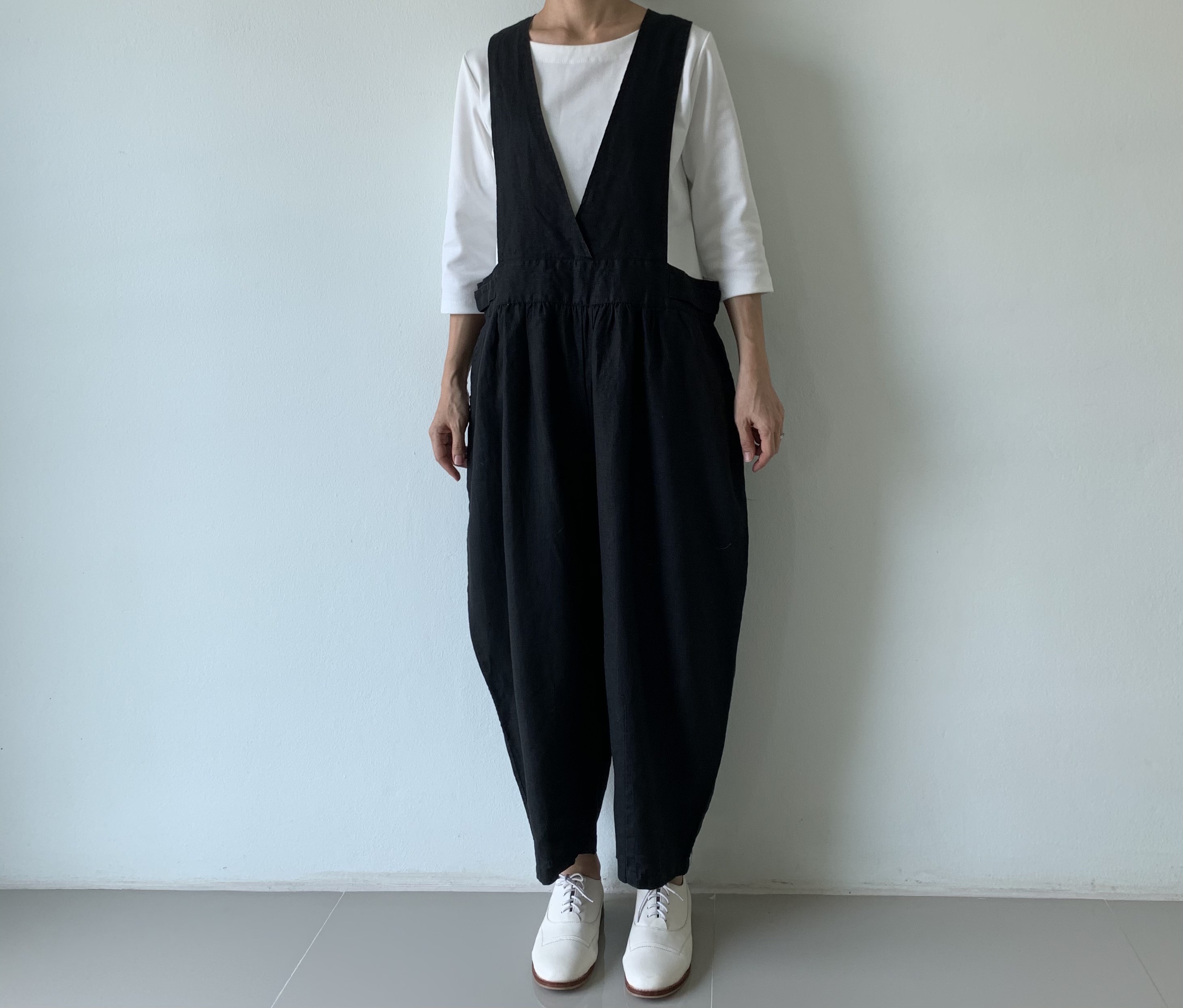 差がつく一着。こだわりバルーンパンツのリネンオールインワン。　 Vネック   黒色