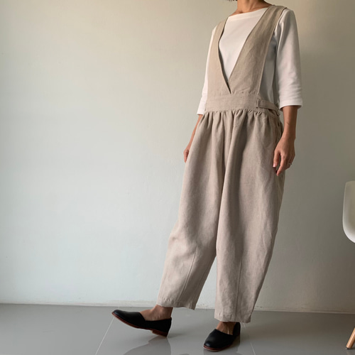 差がつく一着。こだわりバルーンパンツのリネン100オールインワン。 V  