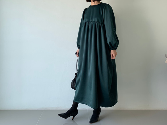 3日以内発送。光沢の深緑とギャザーたっぷりでゴージャスなワンピース