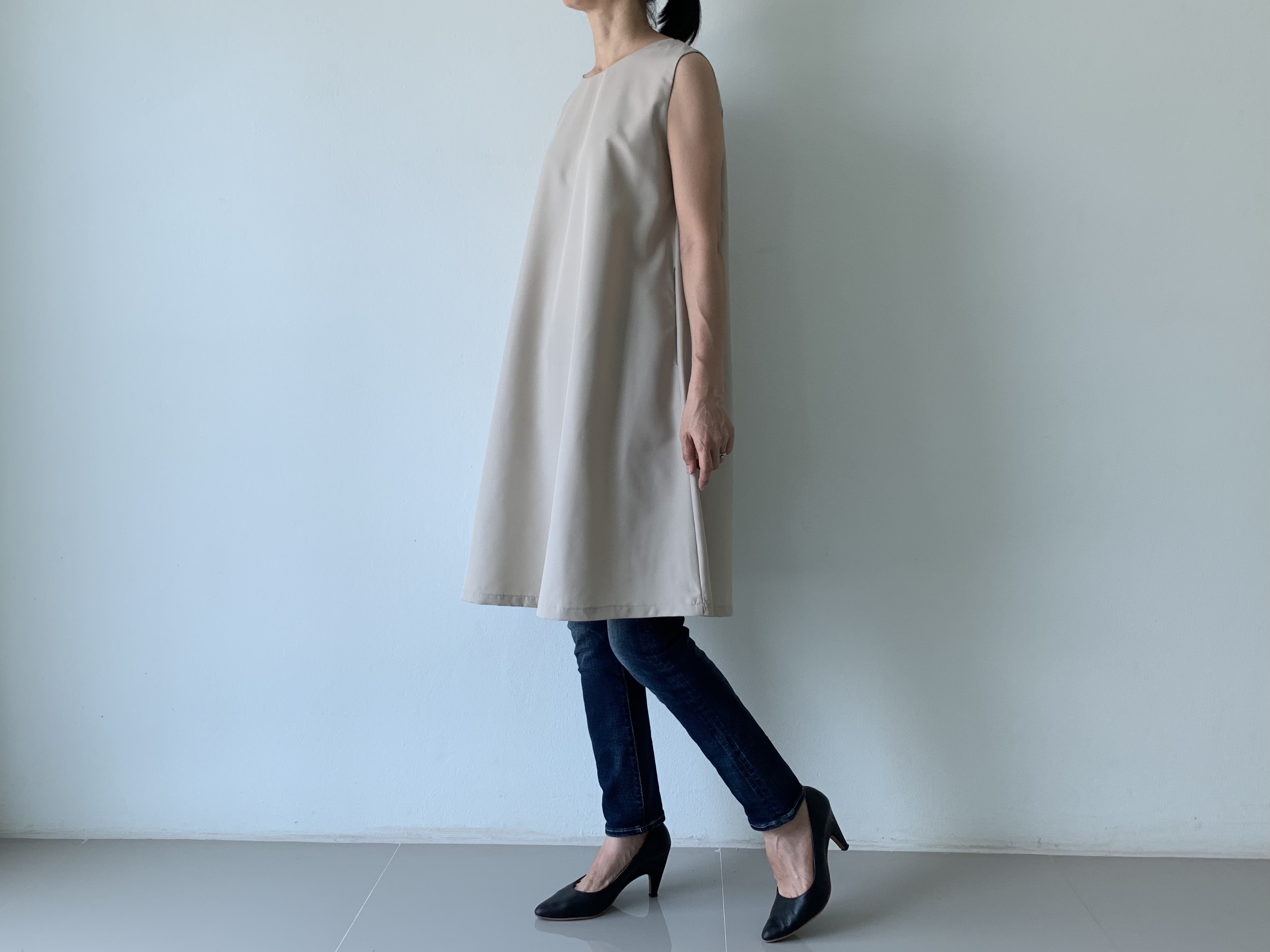 春夏　ベージュ色　エーライン一枚で綺麗なノースリーブワンピース  自宅で洗える