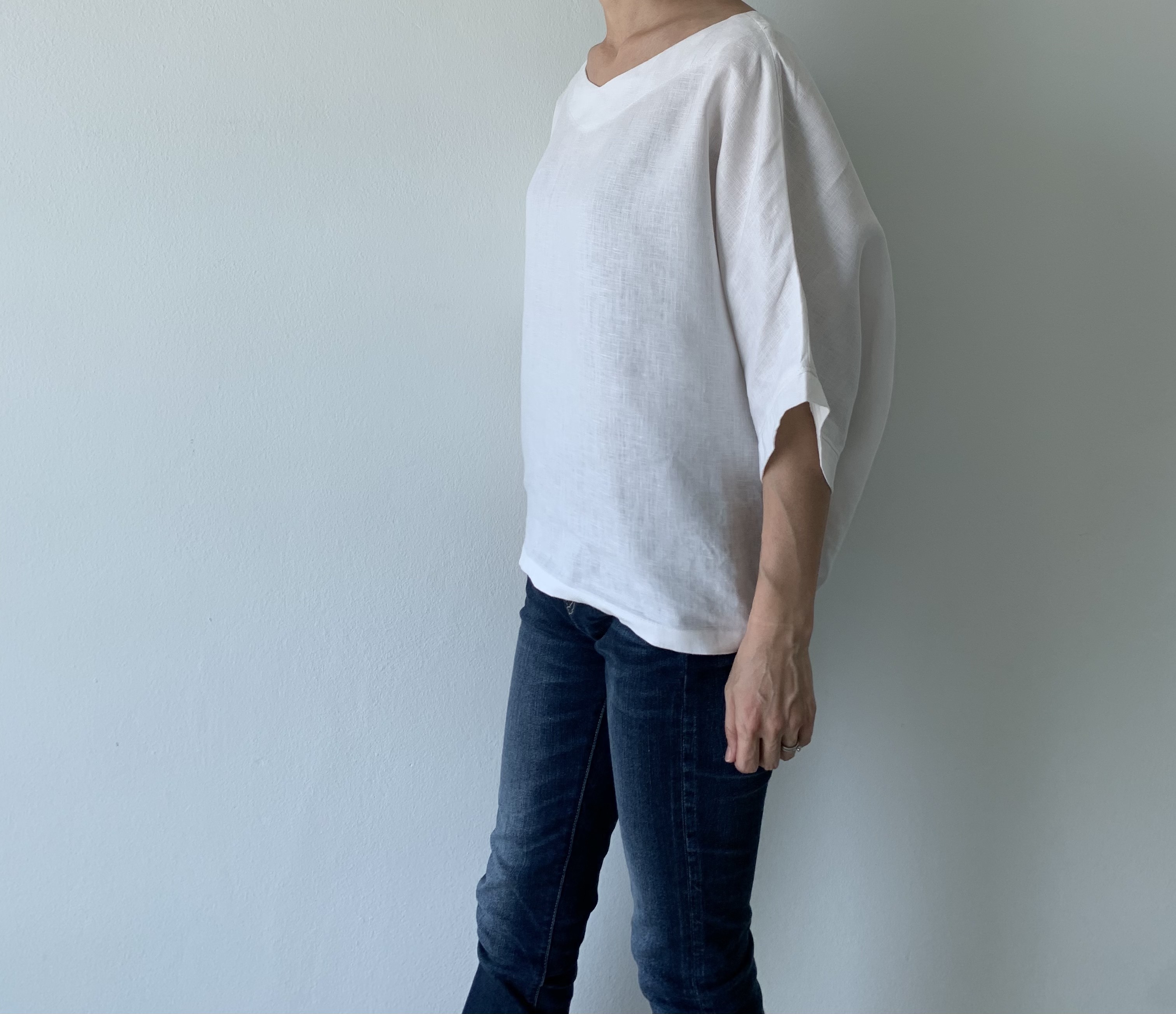 着脱楽らく。ふんわりシルエットで魅せるさりげない甘さ。Vネックリネンブラウス　ゴム入り プルオーバー　ホワイト色