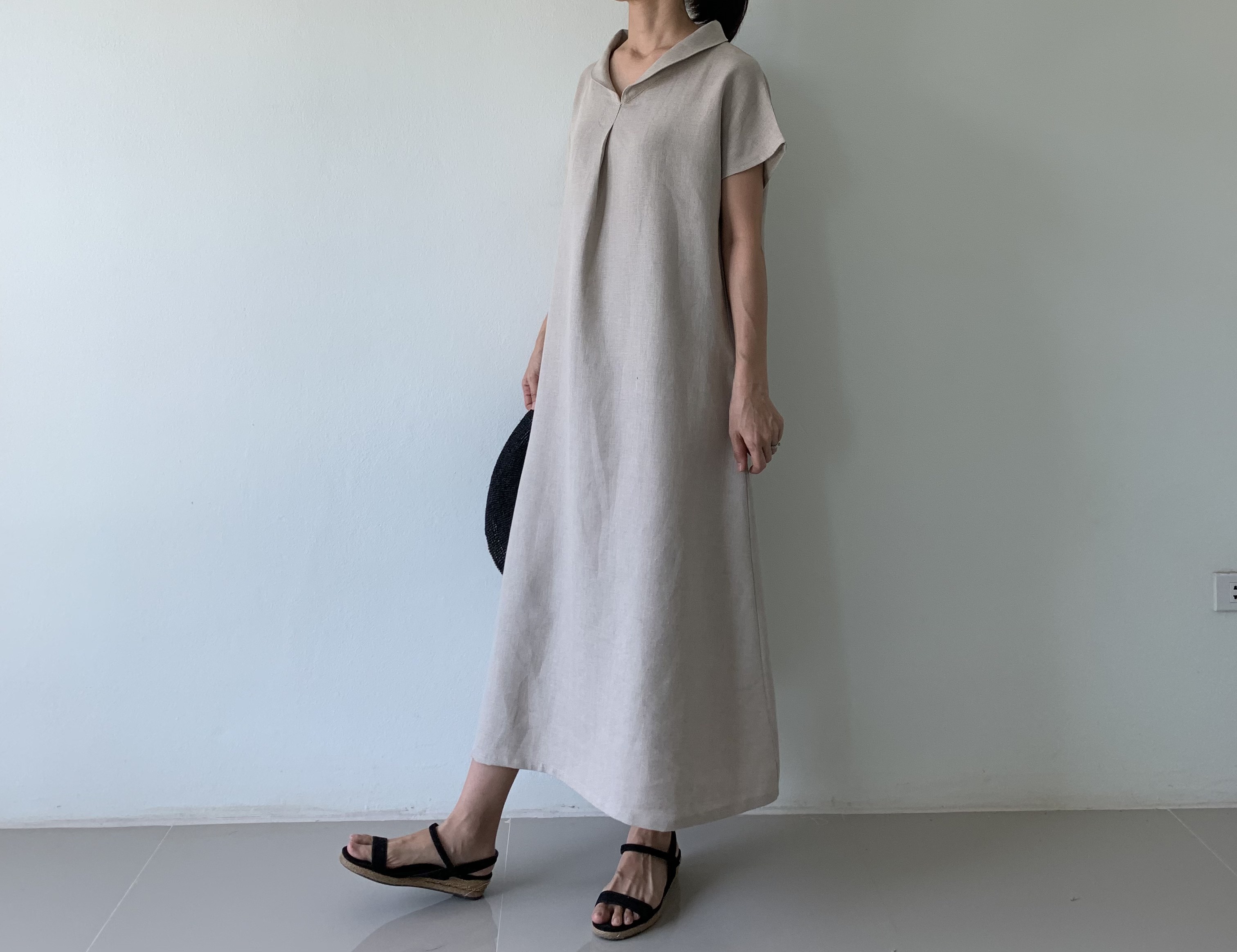 美しく体型カバー。上品さが漂う大人の日常着。半袖へちま襟リネンワンピース　生成り色