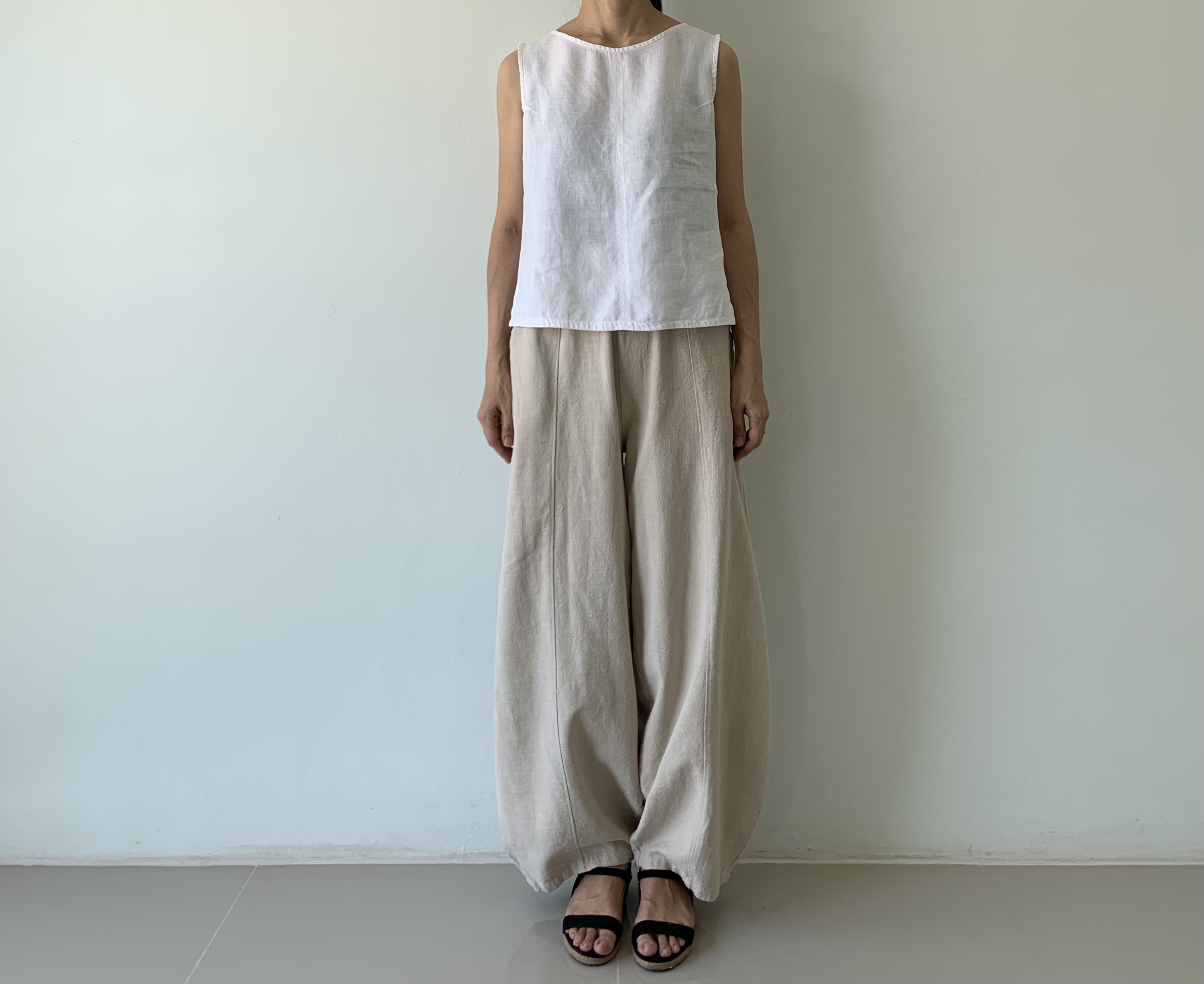 ゆったりなのに、スッキリ見せ。美しい立体シルエットが叶う、切り替えリネンロングパンツ　生成り色