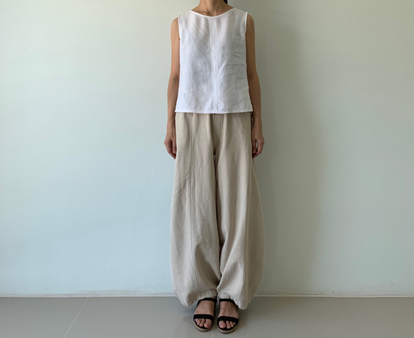 ゆったりなのに、スッキリ見せ。美しい立体シルエットが叶う、切り替えリネンロングパンツ　生成り色　　 1枚目の画像