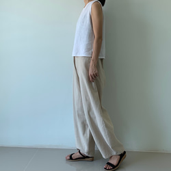 ゆったりなのに、スッキリ見せ。美しい立体シルエットが叶う、切り替えリネンロングパンツ　生成り色　　 3枚目の画像