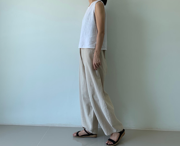 ゆったりなのに、スッキリ見せ。美しい立体シルエットが叶う、切り替えリネンロングパンツ　生成り色　　 3枚目の画像