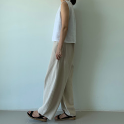ゆったりなのに、スッキリ見せ。美しい立体シルエットが叶う、切り替えリネンロングパンツ　生成り色　　 4枚目の画像